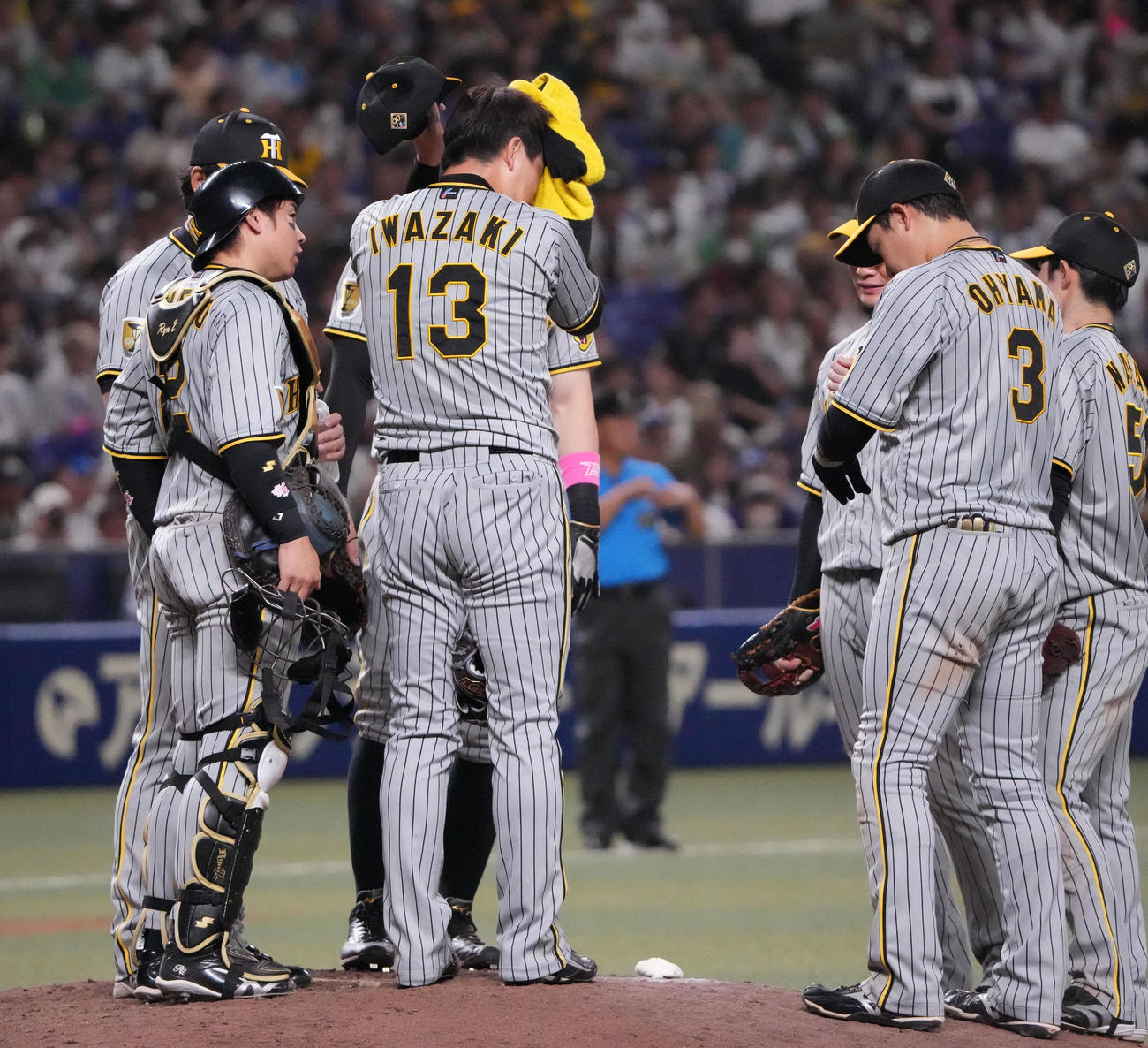 中日対阪神　9回裏中日2死満塁、マウンドの岩崎（中央）のもとに集まる阪神ナイン（撮影・森本幸一）