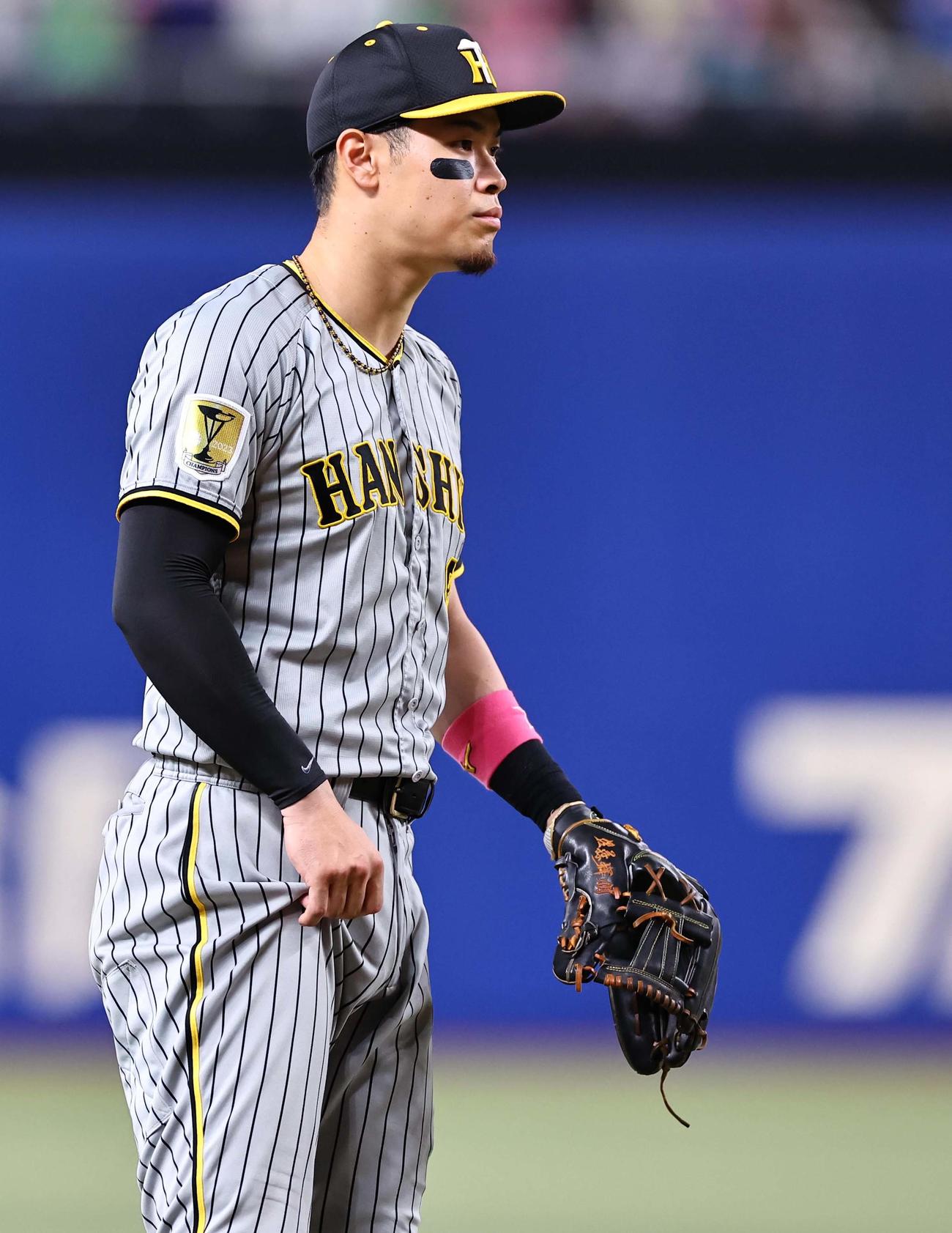 中日対阪神　9回裏中日2死満塁、佐藤輝は木浪からの送球を受けるも本塁に投げられず（撮影・上田博志）
