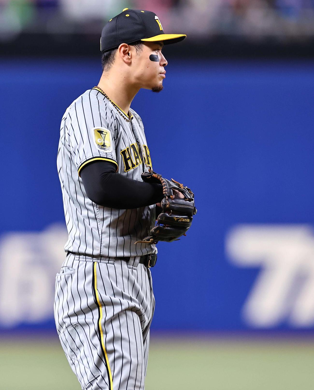 中日対阪神　9回裏中日2死満塁、佐藤輝は木浪からの送球を受けるも本塁に投げられず（撮影・上田博志）