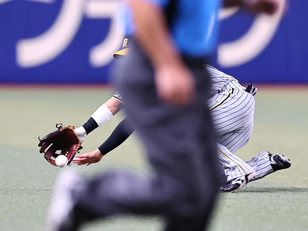 中日対阪神　9回裏中日2死満塁、木浪は福永のゴロに追いつくも二塁走者尾田の生還も許す（撮影・上田博志）