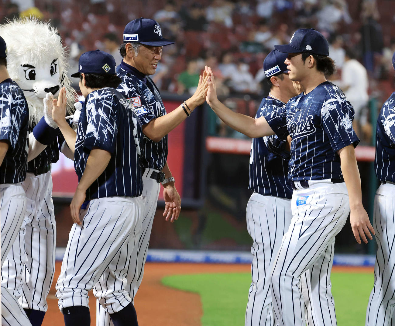 楽天対西武　11－4の大勝に、5勝目の西武今井（右）は渡辺監督代行らとハイタッチ（撮影・浅見桂子）