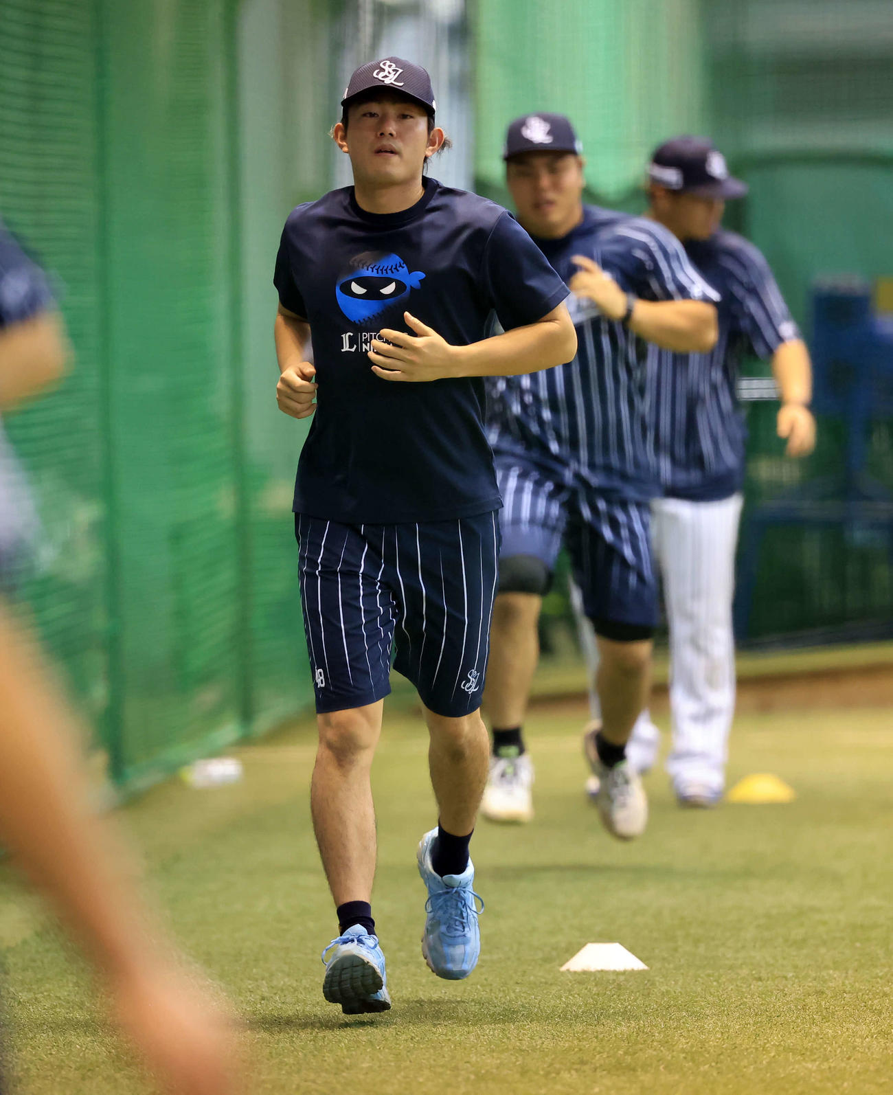 楽天対西武　室内練習場でダッシュする西武今井（撮影・浅見桂子）