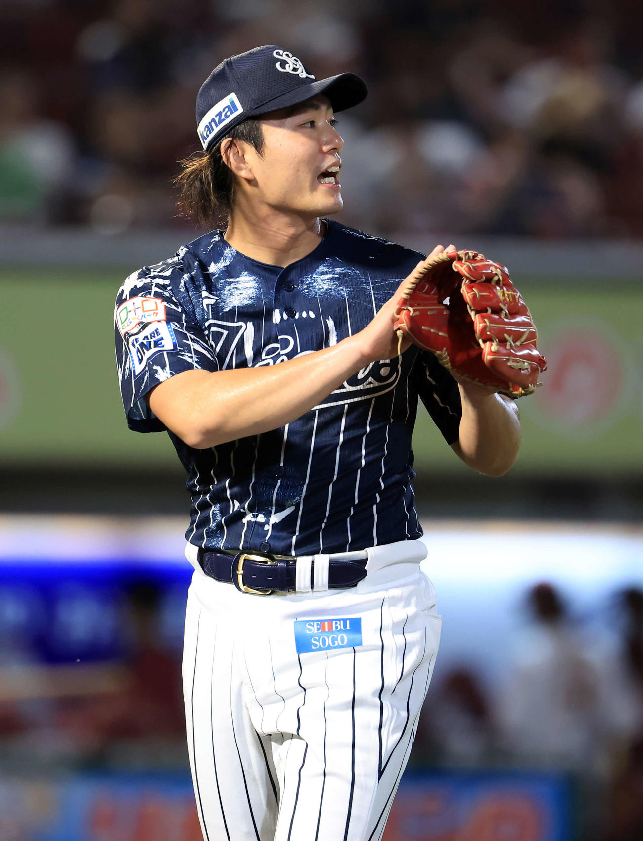 楽天対西武　5回裏楽天の攻撃を無失点で抑えた今井は笑みを浮かべて拍手する（撮影・浅見桂子）