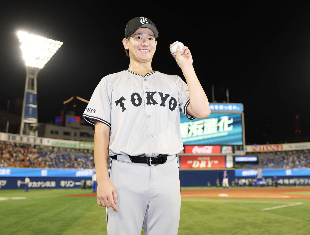 DeNA対巨人　プロ初打点のボールを手に笑顔の巨人井上（撮影・宮地輝）