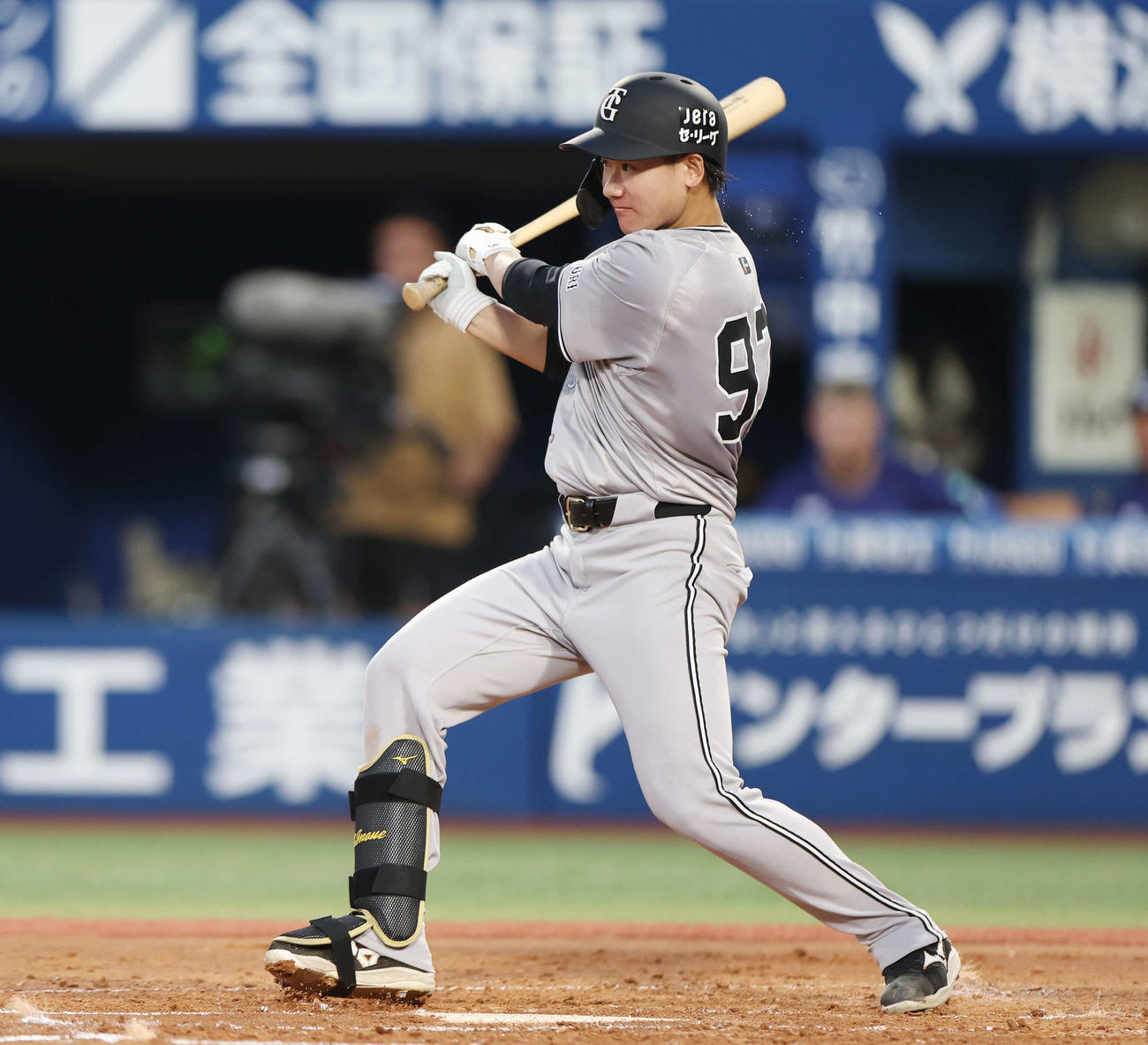 DeNA対巨人　2回表巨人2死二、三塁、投手適時内野安打を放つ井上（撮影・宮地輝）
