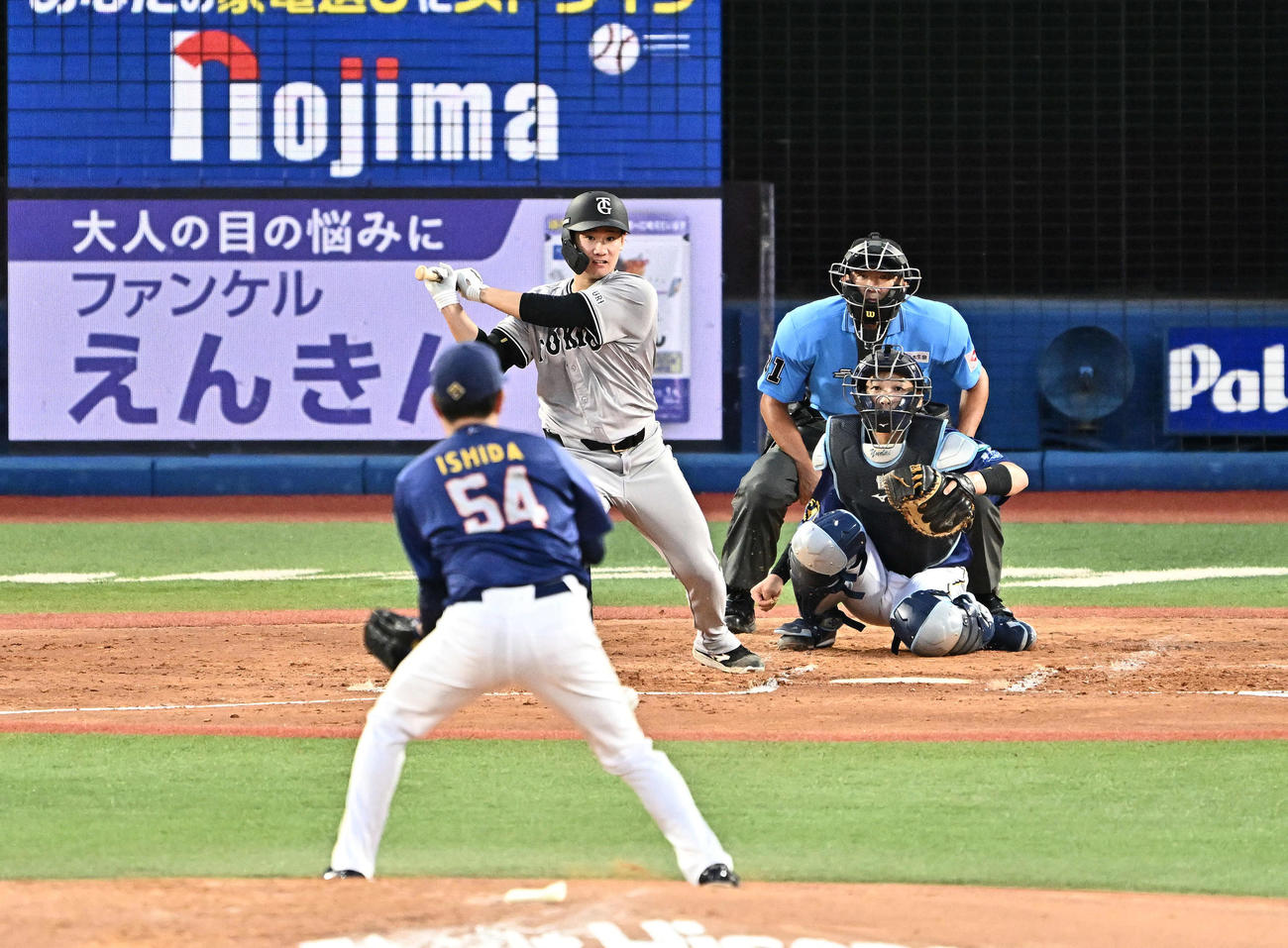 DeNA対巨人　2回表巨人2死二、三塁、井上は先制投手適時内野安打を放つ。投手石田裕（撮影・滝沢徹郎）