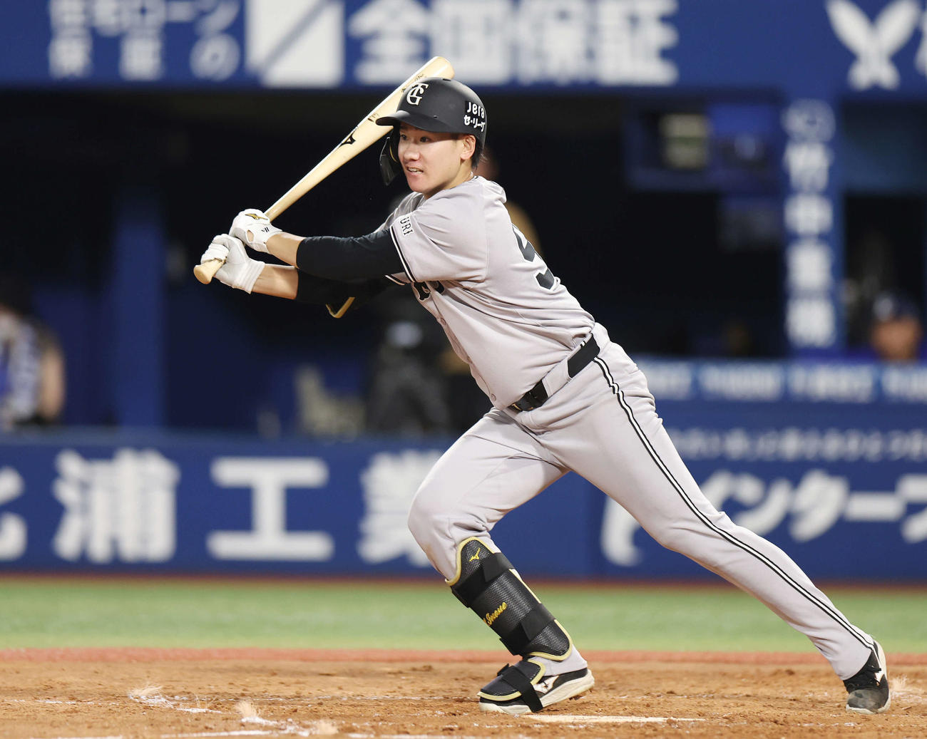 DeNA対巨人　3回表巨人2死満塁、遊適時内野安打を放つ井上（撮影・宮地輝）