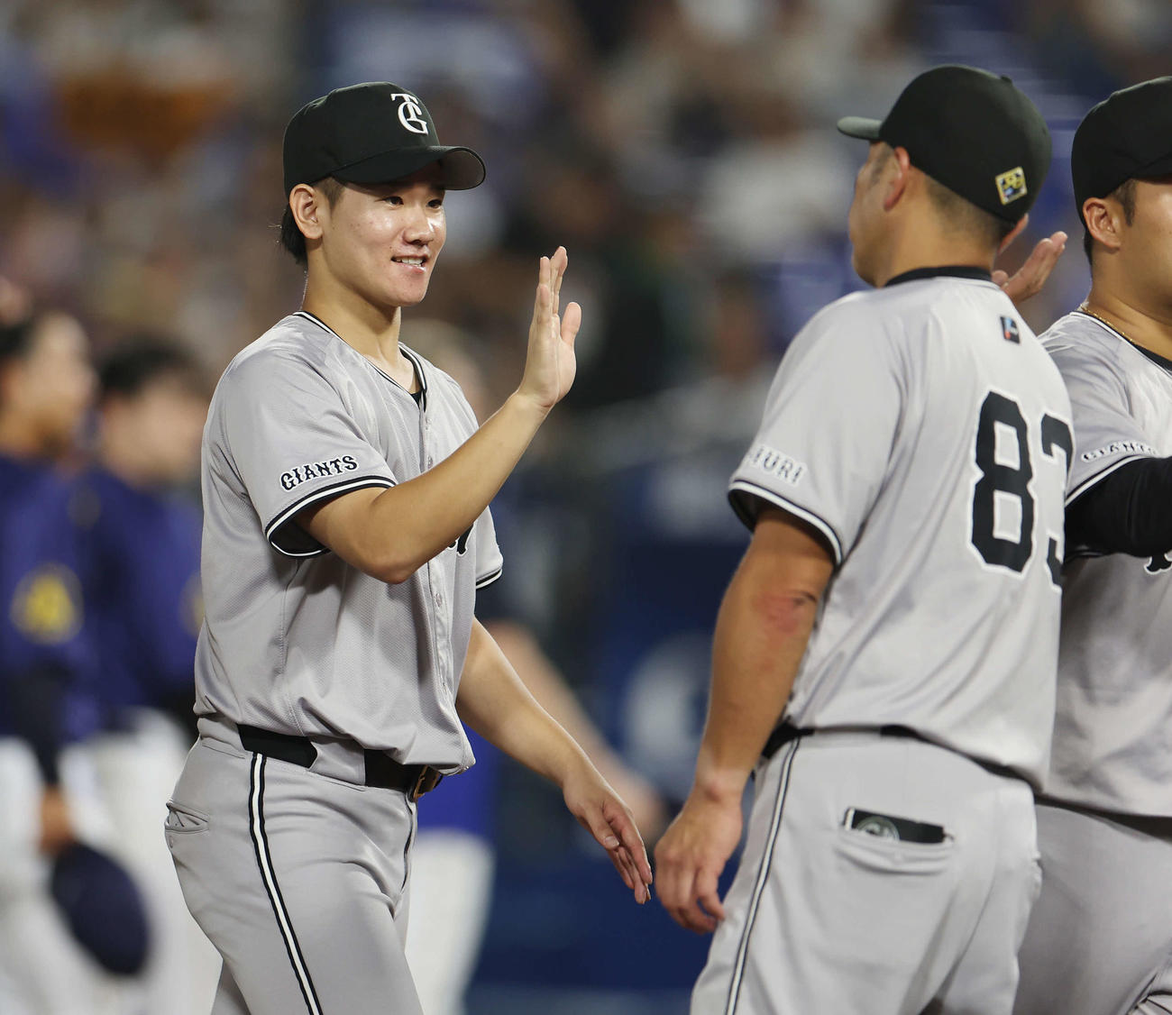 DeNA対巨人　巨人阿部監督（右）と勝利のタッチを交わす井上（撮影・宮地輝）