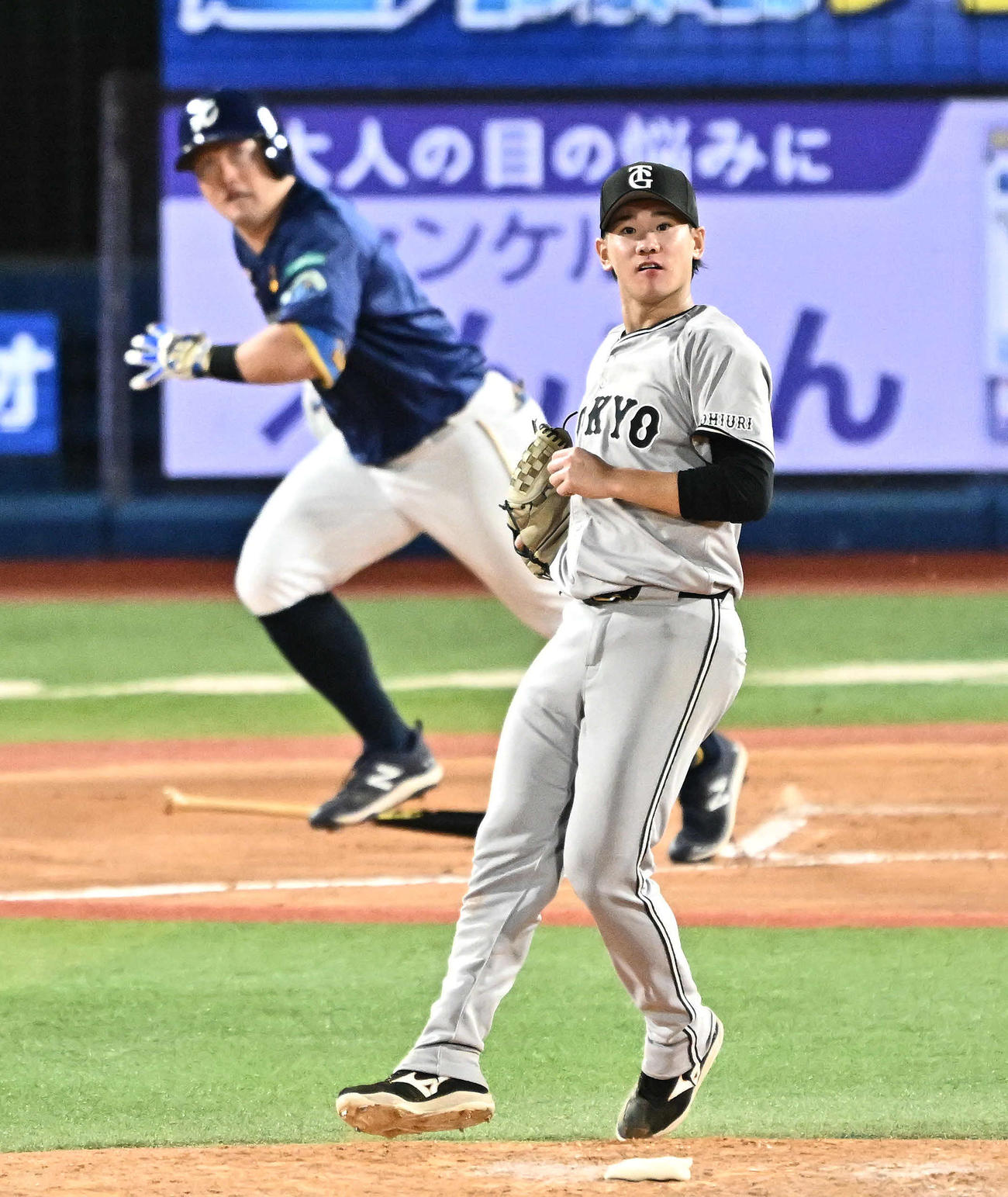 DeNA対巨人　6回裏DeNA1死一塁、牧（後方）を中飛に打ち取る井上（撮影・滝沢徹郎）