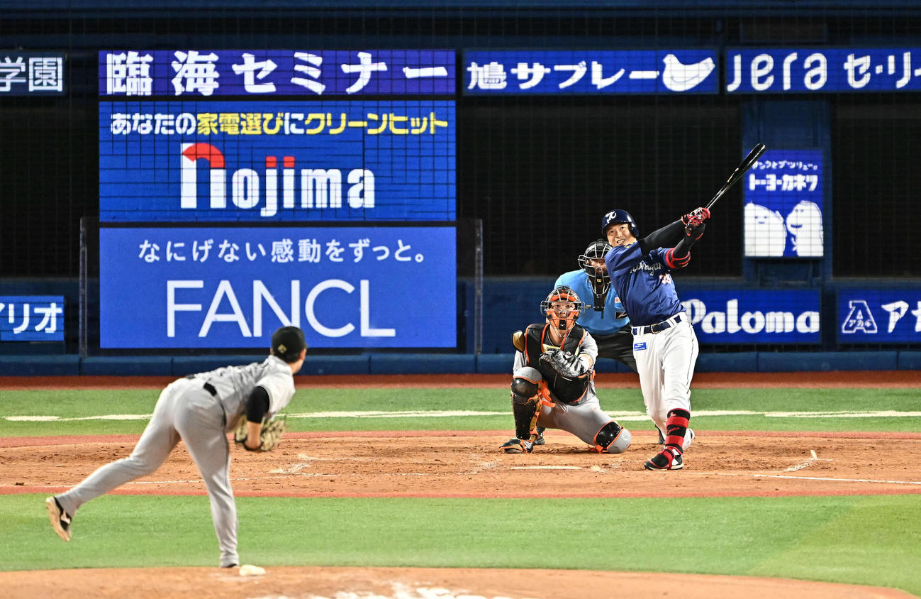 DeNA対巨人　3回裏DeNA1死、代打西浦はフェンス直撃の三塁打を放つ。投手井上（撮影・滝沢徹郎）