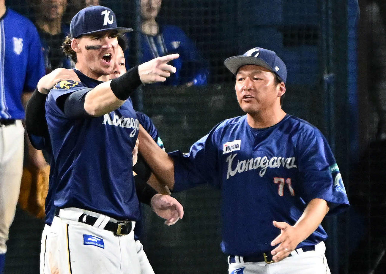 DeNA対巨人　9回裏DeNA2死、代打筒香が死球を受けベンチを飛び出して怒るオースティン（左）（撮影・滝沢徹郎）