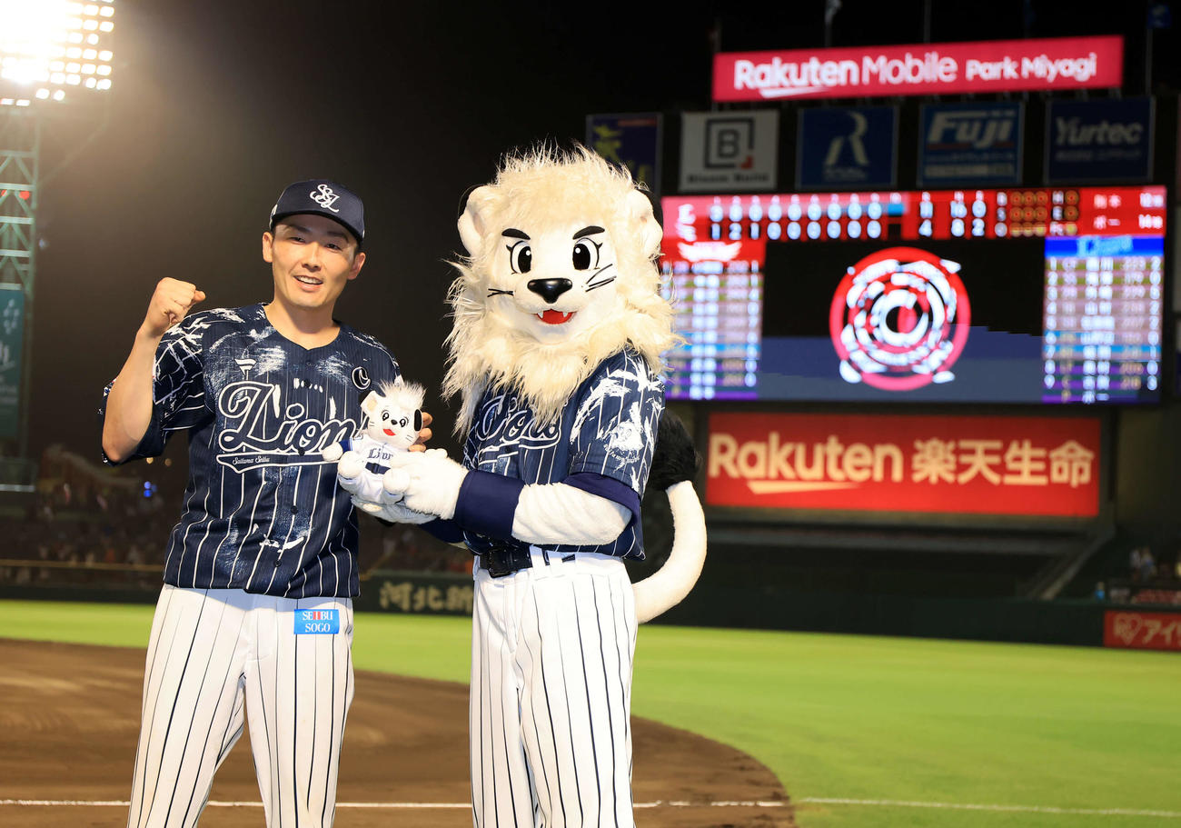 楽天対西武　11－4の大勝に、笑顔でレオとガッツポーズする西武源田（撮影・浅見桂子）
