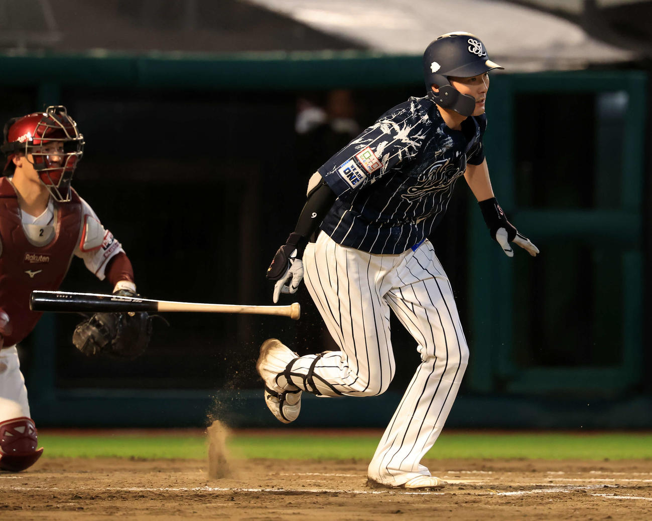 楽天対西武　2回表西武無死満塁、源田は右適時打を放つ（撮影・浅見桂子）