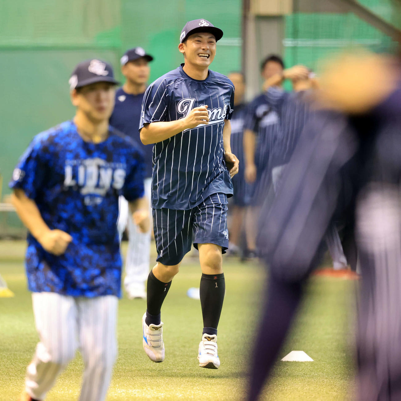 楽天対西武　1軍合流し、笑顔でウォームアップする西武栗山（撮影・浅見桂子）