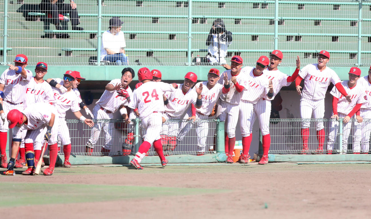 富士大対青森中央学院大　7回の逆転に喜びを爆発させる富士大ベンチ（撮影・木村有優）