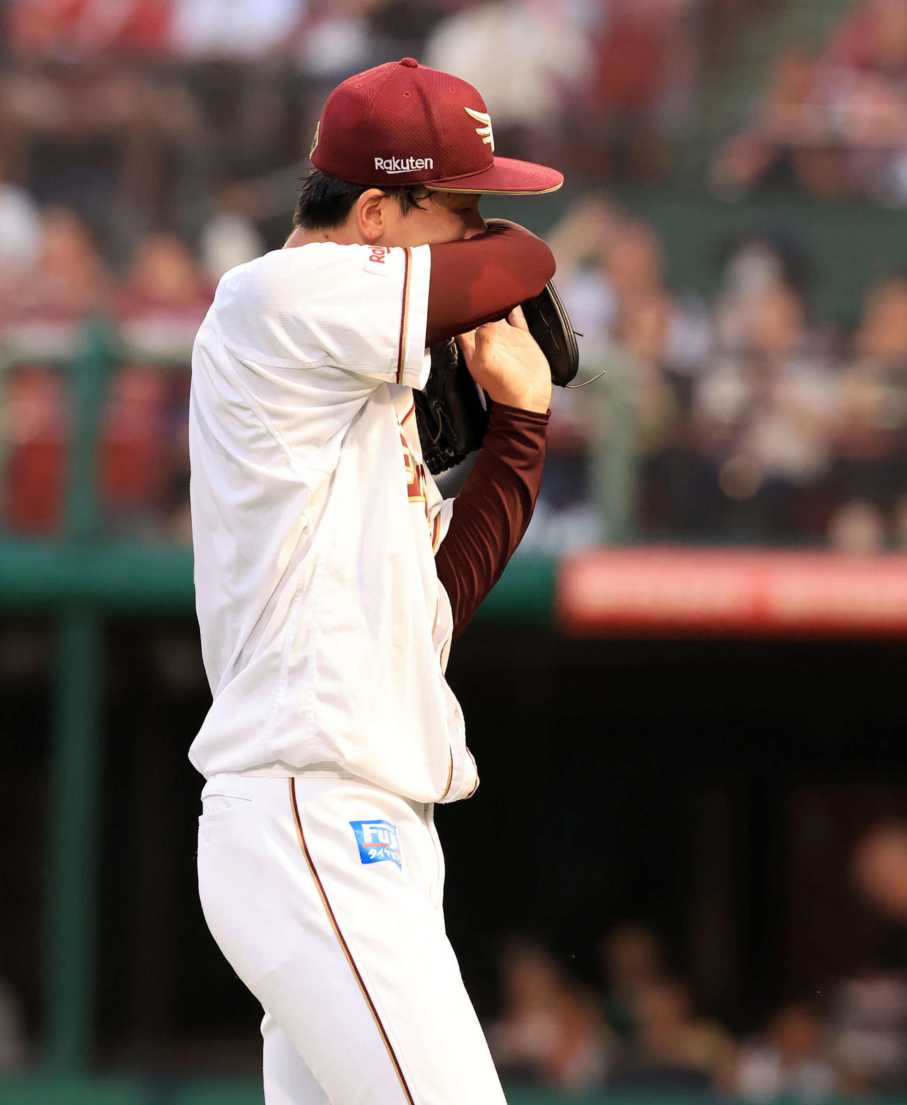楽天対西武　1回表西武に3点を許し、汗をぬぐいながら引き揚げる古謝（撮影・浅見桂子）