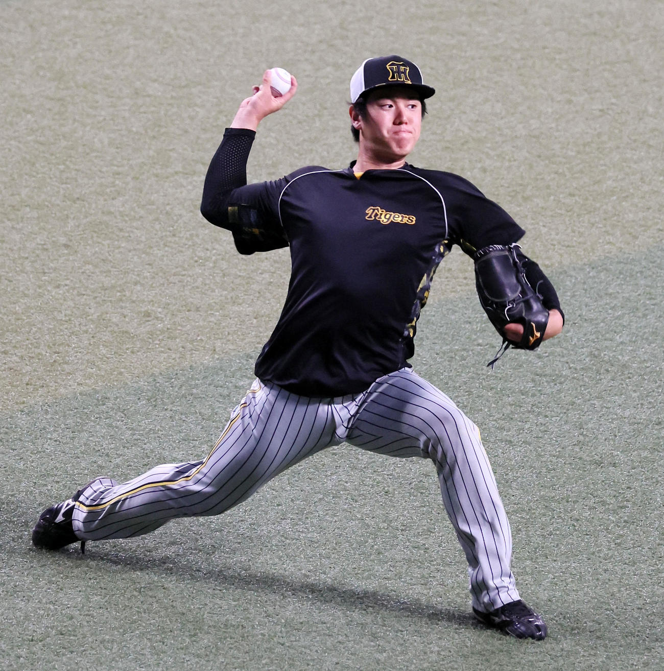 中日対阪神　キャッチボールで調整する石黒（撮影・加藤哉）