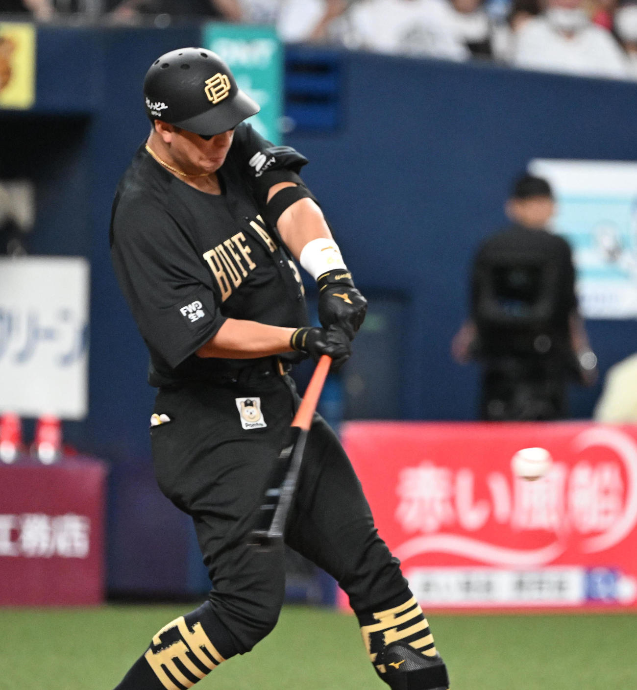 オリックス対日本ハム　2回裏オリックス2死、中越えソロ本塁打を放つ杉本（撮影・和賀正仁）