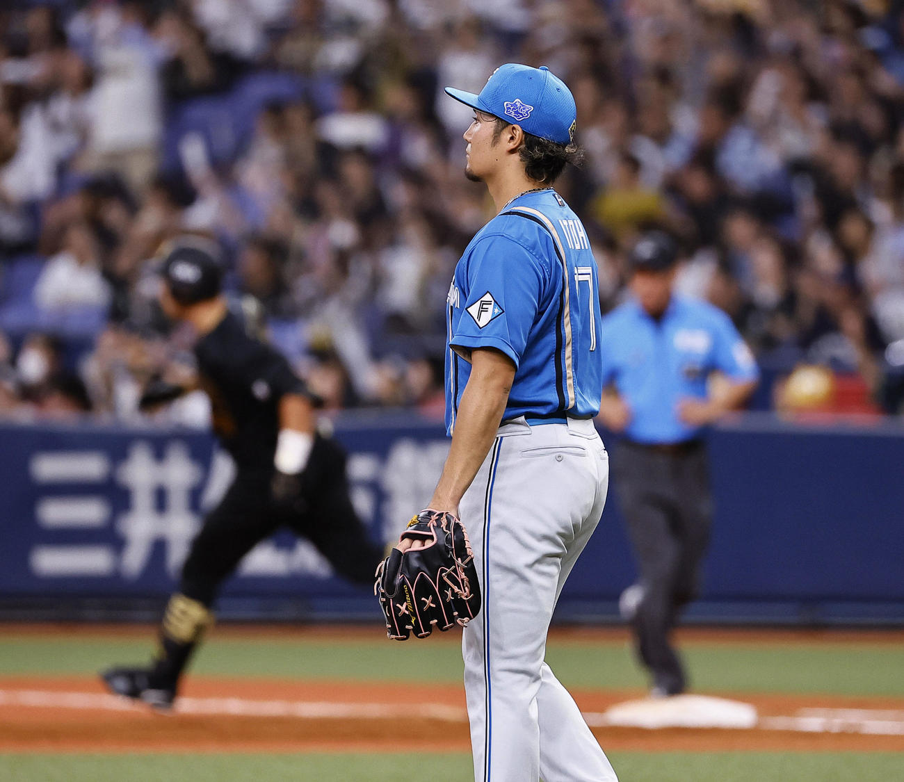オリックス対日本ハム　2回裏オリックス2死、杉本（左）に中越え本塁打を浴びた伊藤（撮影・藤尾明華）