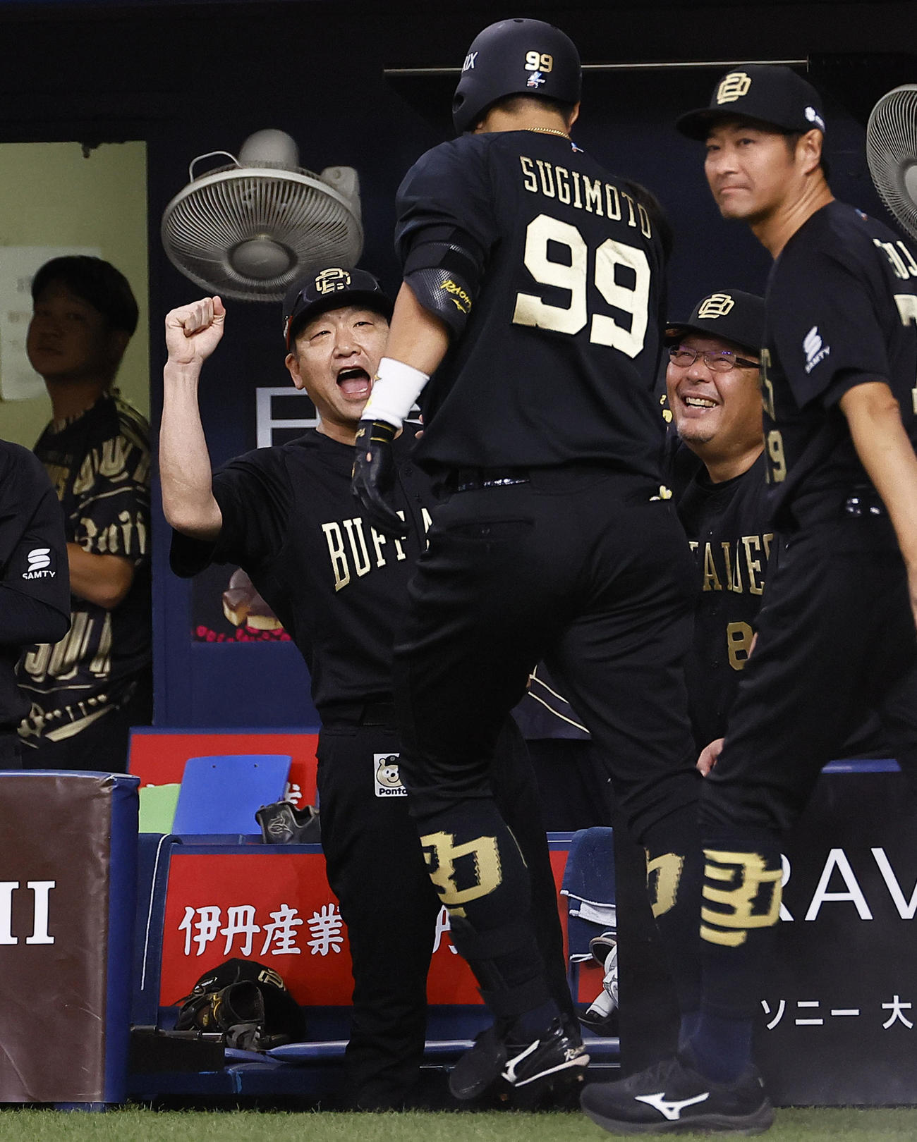 オリックス対日本ハム　2回裏オリックス2死、本塁打を放った杉本を出迎える中嶋監督（左）（撮影・藤尾明華）