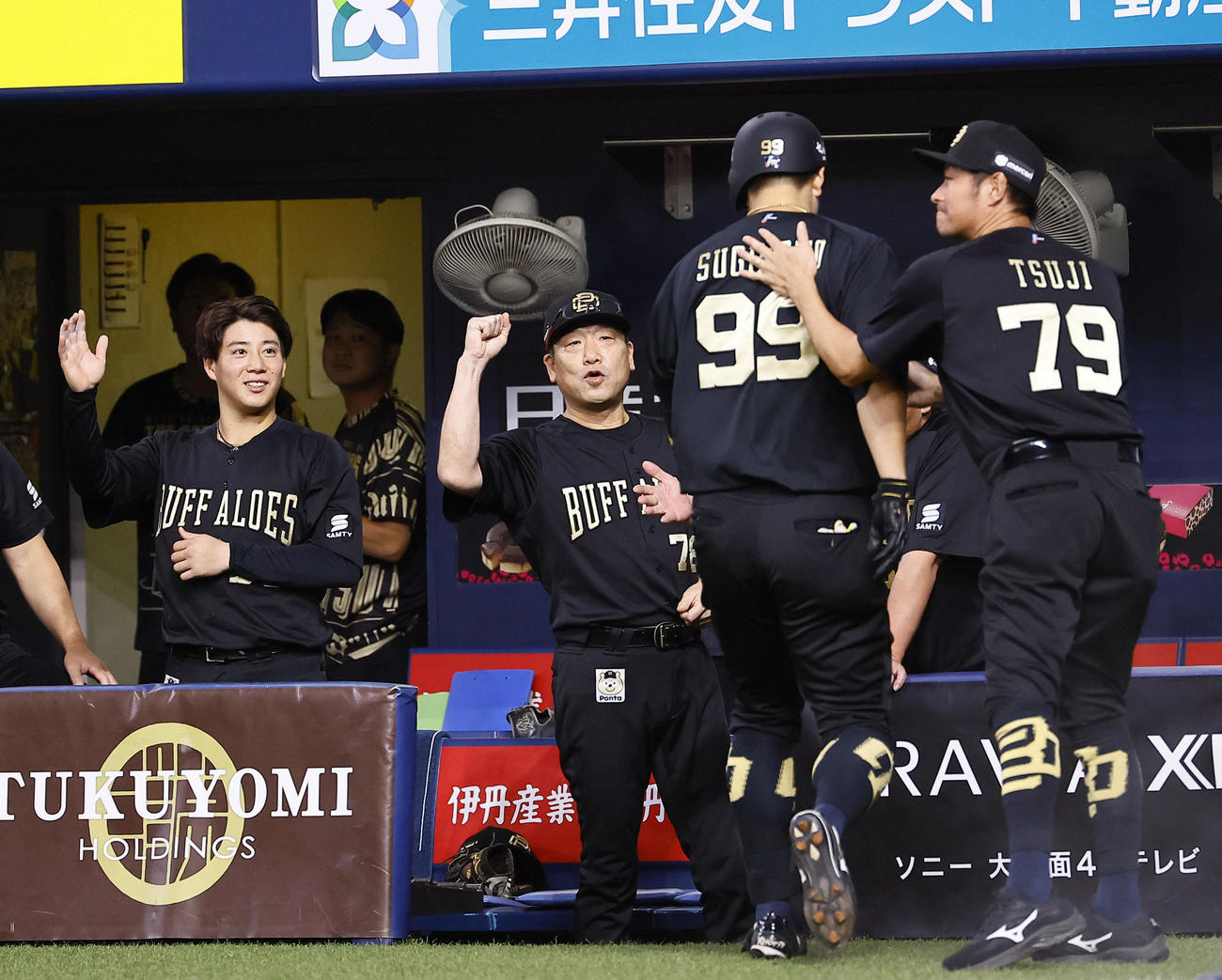 オリックス対日本ハム　2回裏オリックス2死、本塁打を放った杉本を出迎える中嶋監督（中央）（撮影・藤尾明華）