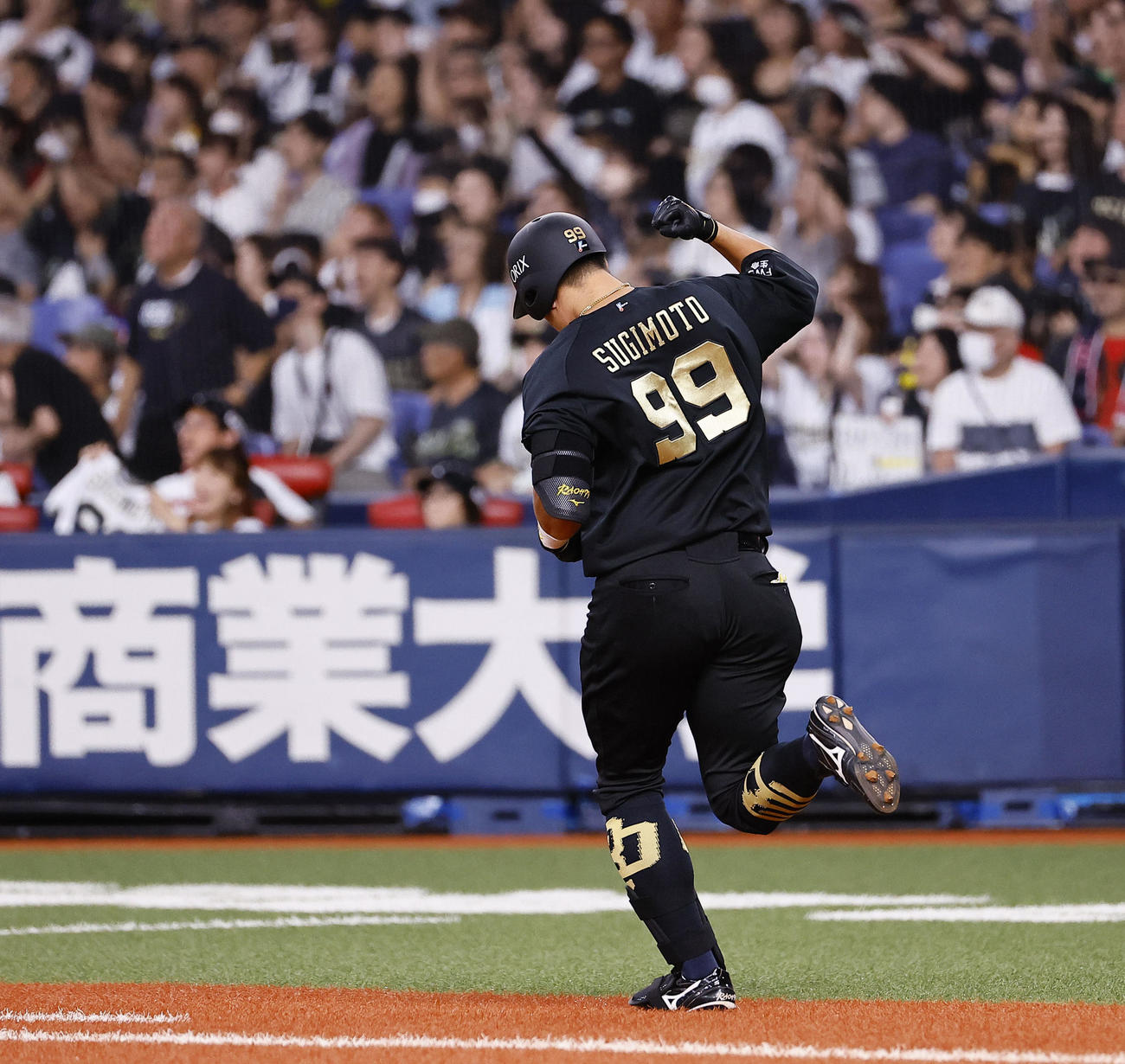 オリックス対日本ハム　4回裏オリックス1死一、二塁、杉本は左中間に3点本塁打を放ちガッツポーズをする（撮影・藤尾明華）