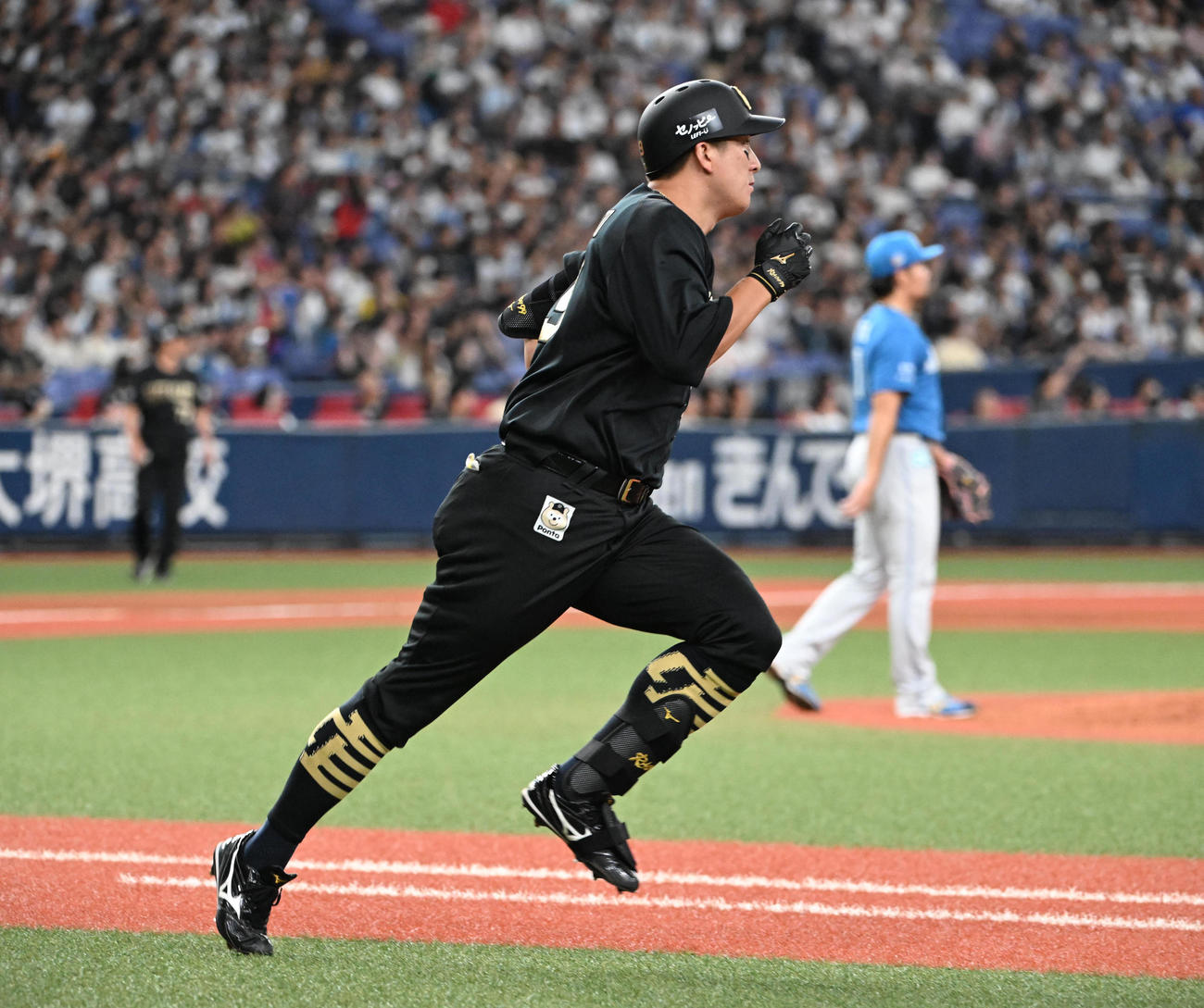 オリックス対日本ハム　2回裏オリックス2死、中越えソロ本塁打を放つ杉本（撮影・和賀正仁）
