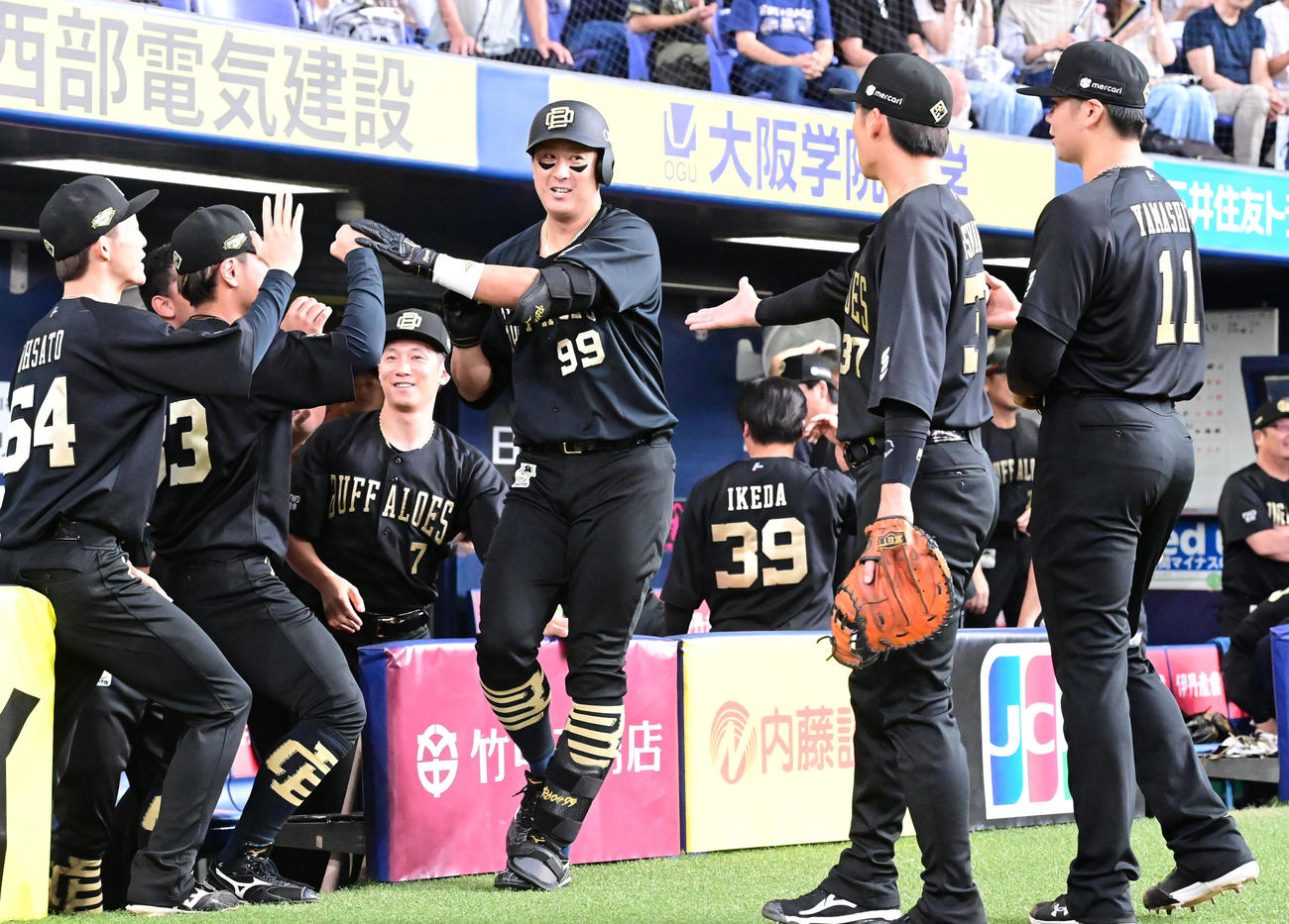 オリックス対日本ハム　2回裏オリックス2死、中越えソロ本塁打を放った杉本はベンチ前でナインとタッチする（撮影・和賀正仁）