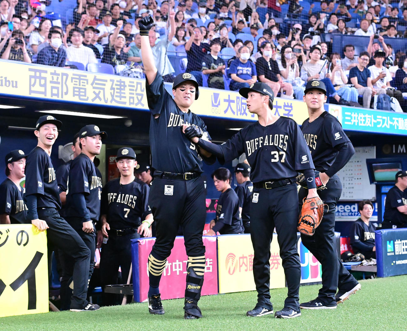 オリックス対日本ハム　2回裏オリックス2死、中越えソロ本塁打を放った杉本はベンチ前で昇天ポーズ（撮影・和賀正仁）