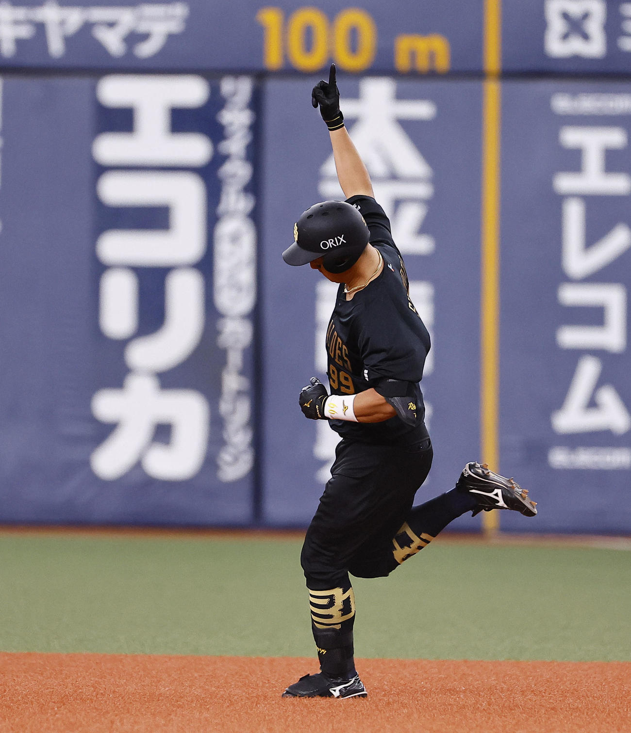 オリックス対日本ハム　2回裏オリックス2死、杉本は中越えに本塁打を放ち人差し指を突き上げる（撮影・藤尾明華）