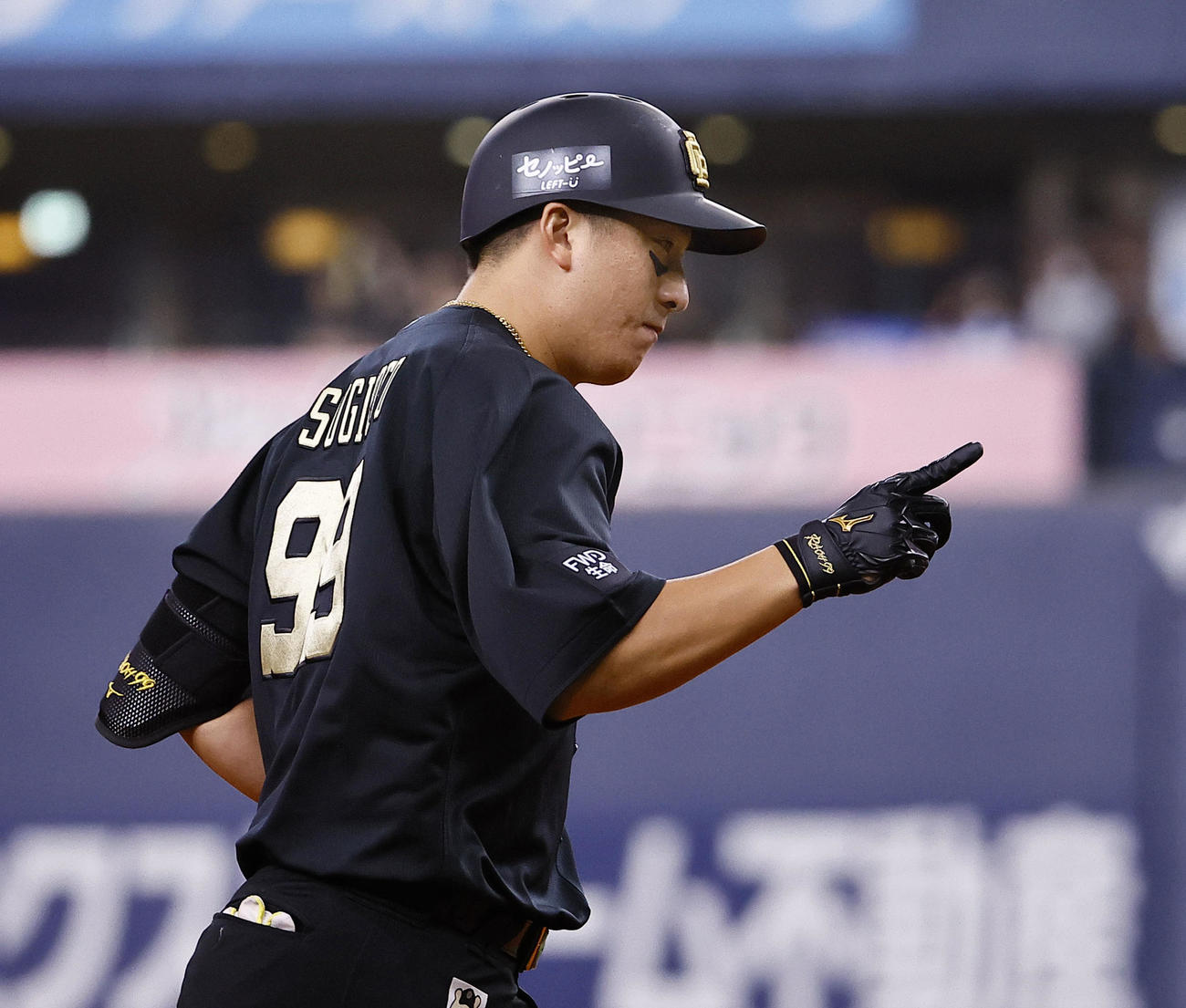 オリックス対日本ハム　2回裏オリックス2死、杉本は中越えに本塁打を放ち三塁を回る（撮影・藤尾明華）
