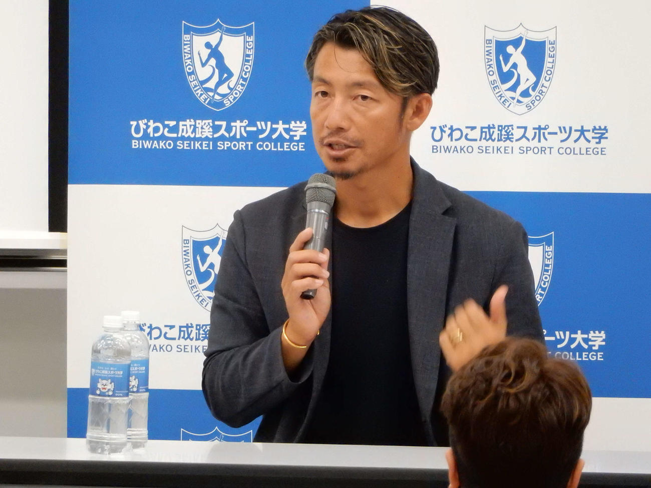 びわこ成蹊大のオープンキャンパスで講演する鳥谷敬氏