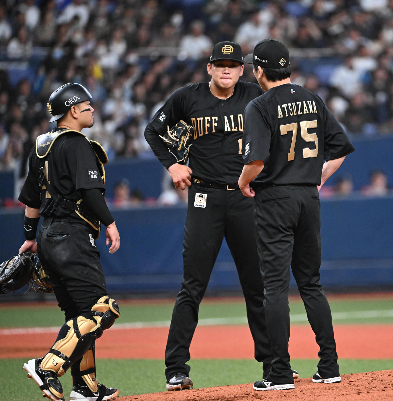 オリックス対日本ハム　2回表日本ハム無死一、二塁、ピンチを招き厚沢コーチの話を聞く山下（中央）（撮影・和賀正仁）