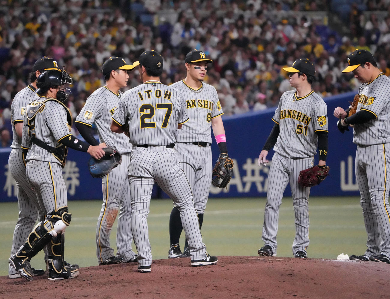 中日対阪神　4回裏中日無死満塁、マウンドの伊藤将（中央）のもとに集まる阪神ナイン（撮影・森本幸一）