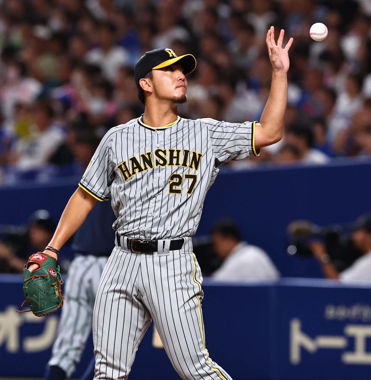 中日対阪神　4回、4失点した伊藤将（右）。左は佐藤輝明（撮影・上田博志）
