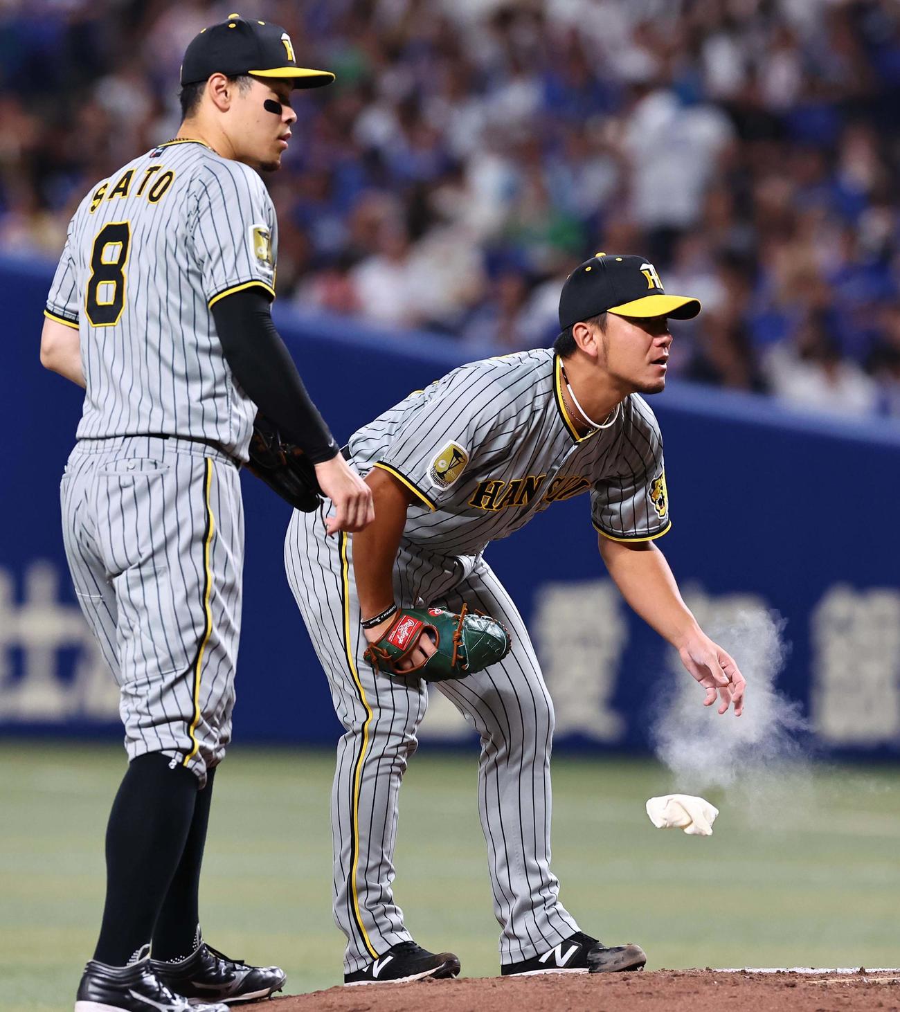 中日対阪神　4回、4失点した伊藤将（右）。左は佐藤輝明（撮影・上田博志）