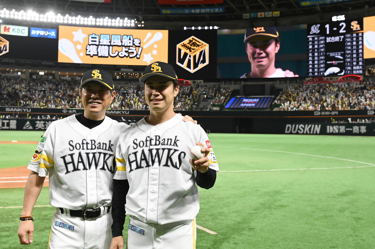 ソフトバンク対ロッテ　プロ初勝利を飾った松本晴（右）は小久保監督と記念撮影（撮影・林敢治）
