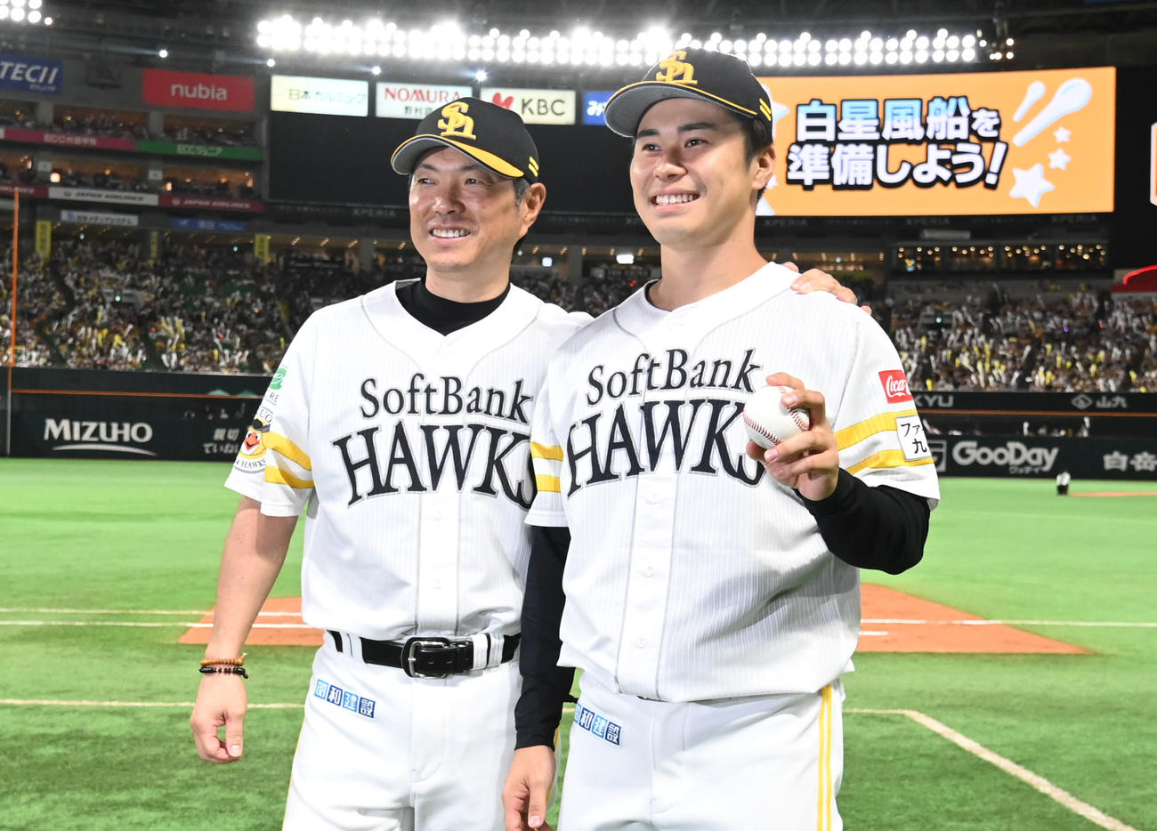 ソフトバンク対ロッテ　プロ初勝利を飾った松本晴（右）は小久保監督と記念撮影（撮影・林敢治）
