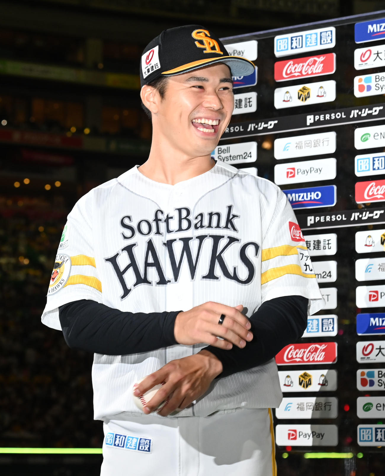 ソフトバンク対ロッテ　ヒーローインタビューで笑顔を見せる松本晴（撮影・林敢治）