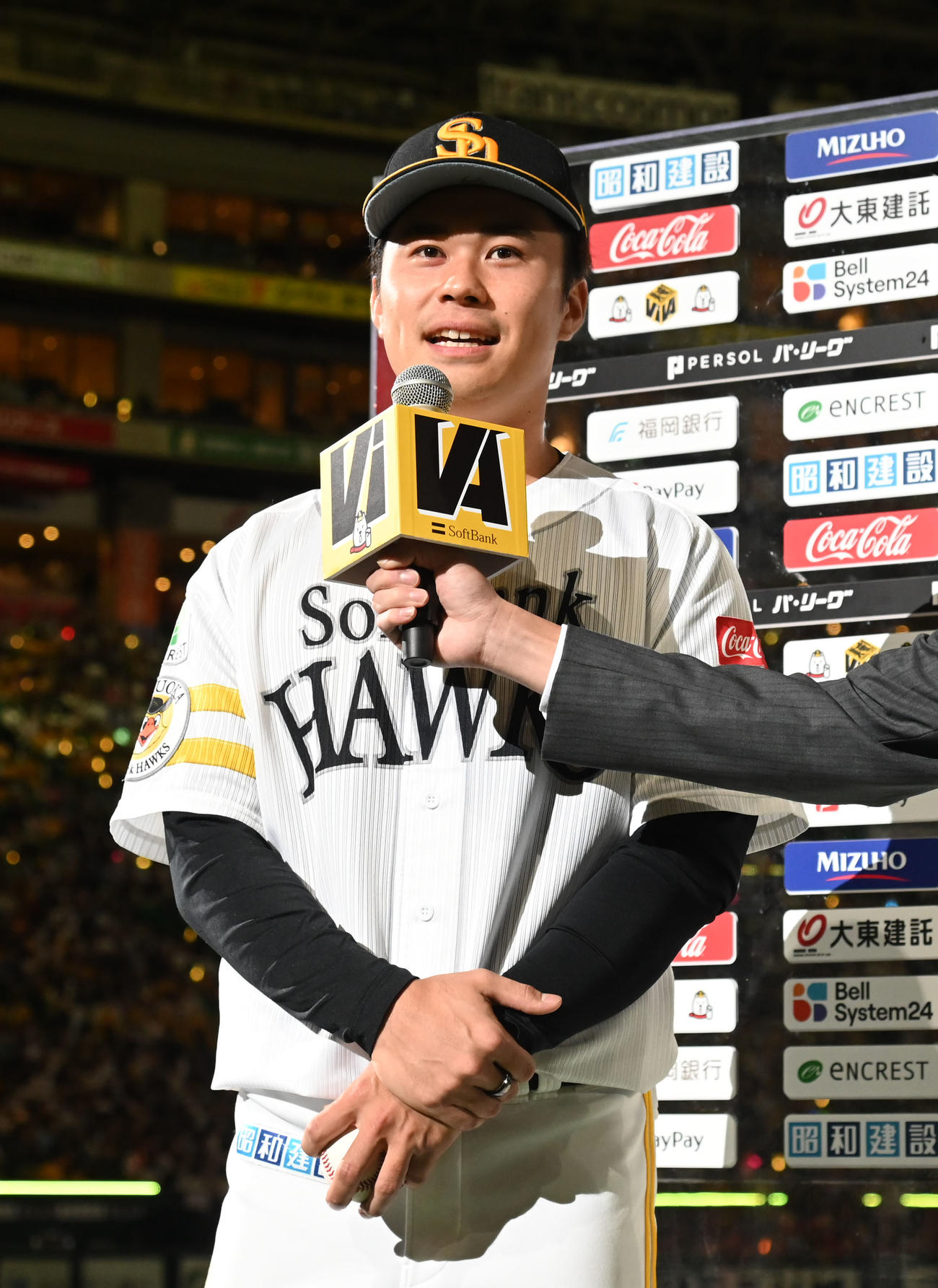 ソフトバンク対ロッテ　ヒーローインタビューに応える松本晴（撮影・林敢治）