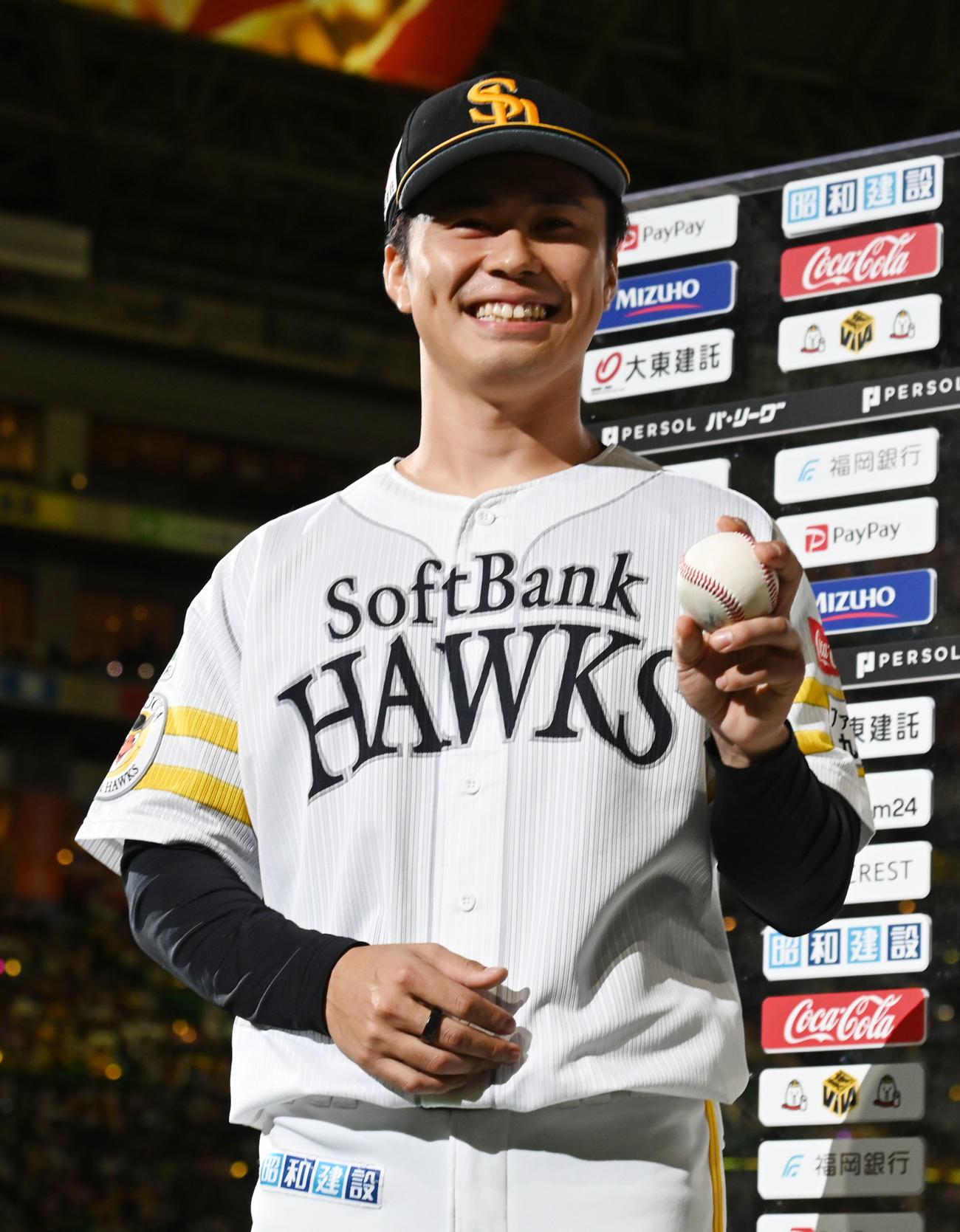 ソフトバンク対ロッテ　ヒーローインタビューで笑顔を見せる松本晴（撮影・林敢治）