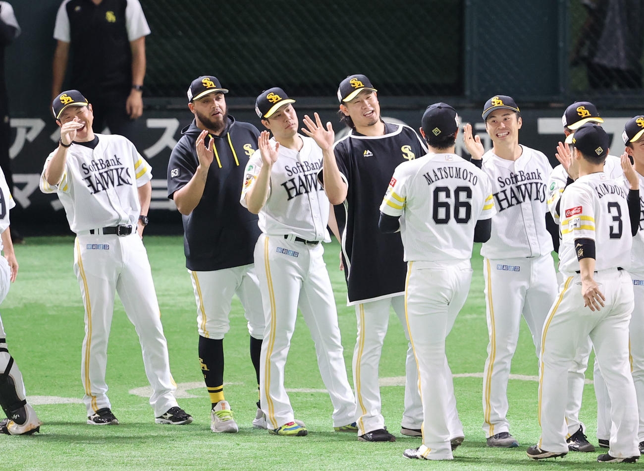 ソフトバンク対ロッテ　プロ初勝利を飾った松本晴はナインを出迎える（撮影・梅根麻紀）