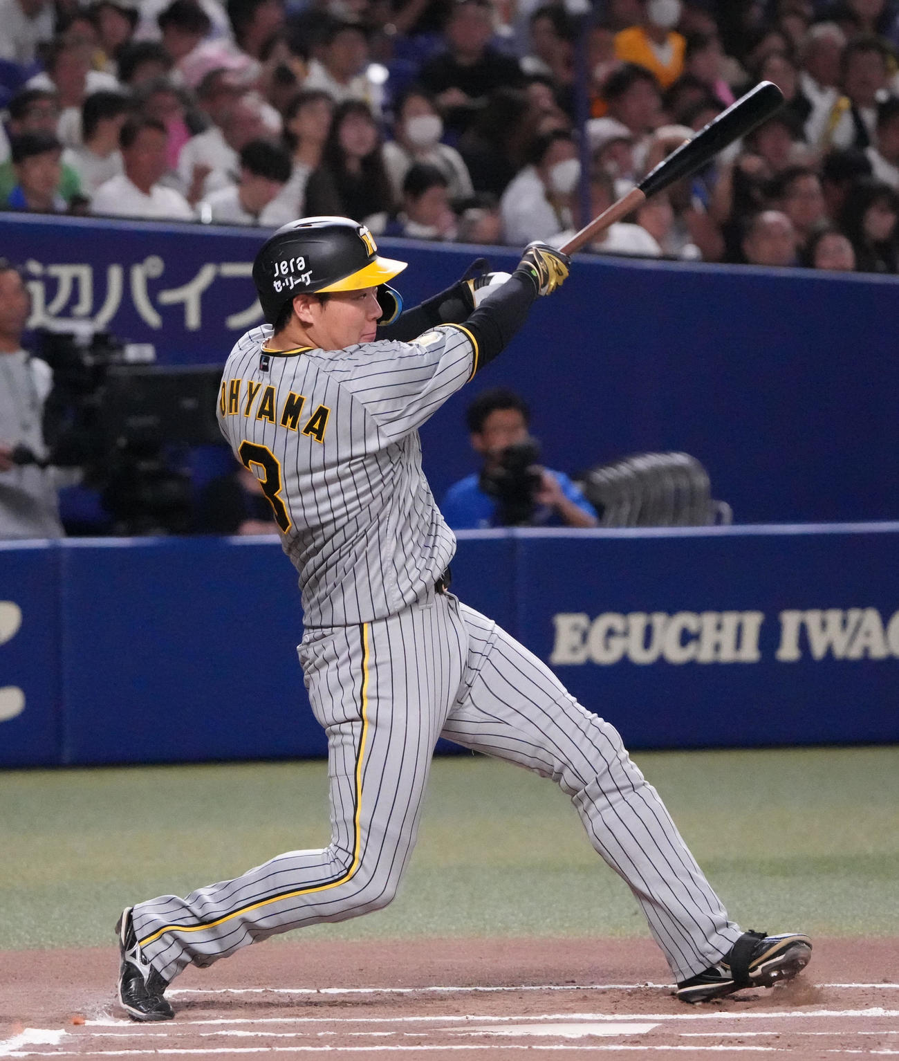 中日対阪神　6回表阪神無死、左越え本塁打を放つ大山（撮影・森本幸一）