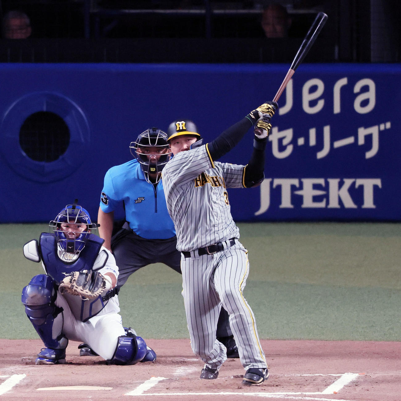 中日対阪神　6回表阪神無死、大山は左越えソロ本塁打を放つ（撮影・加藤哉）