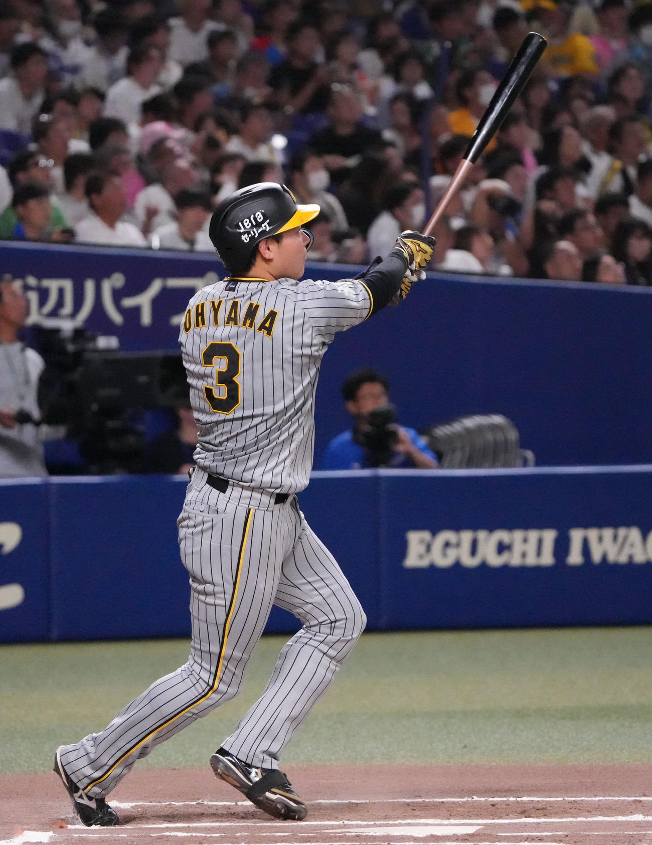 中日対阪神　6回表阪神無死、左越え本塁打を放つ大山（撮影・森本幸一）