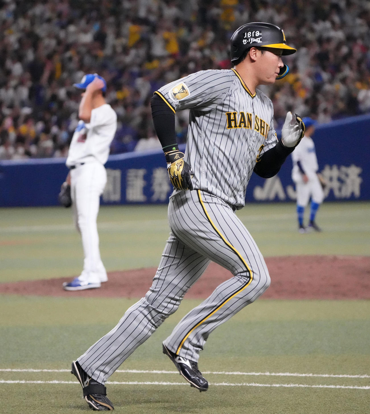 中日対阪神　6回表阪神無死、左越え本塁打を放った大山（右）（撮影・森本幸一）