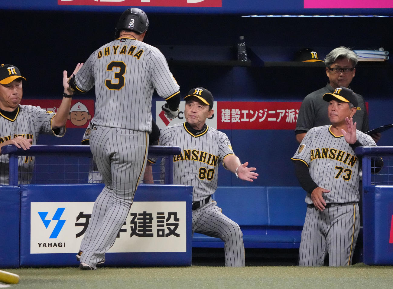 中日対阪神　6回表阪神無死、左越え本塁打を放った大山を迎える岡田監督（左から3人目）（撮影・森本幸一）