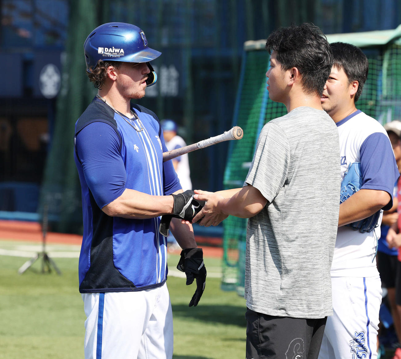 DeNA対巨人　試合前、昨日死球を受けた巨人大城卓（右）と握手するDeNAオースティン（撮影・宮地輝）