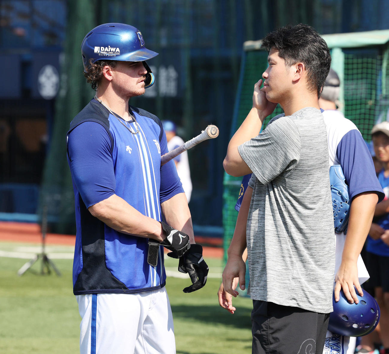 DeNA対巨人　試合前、昨日死球を受けた巨人大城卓（右）を心配するDeNAオースティン（撮影・宮地輝）