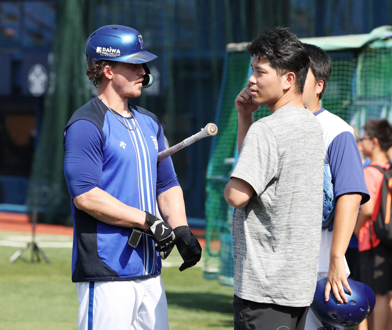 DeNA対巨人　試合前、昨日死球を受けた巨人大城卓（右）を心配するDeNAオースティン（撮影・宮地輝）